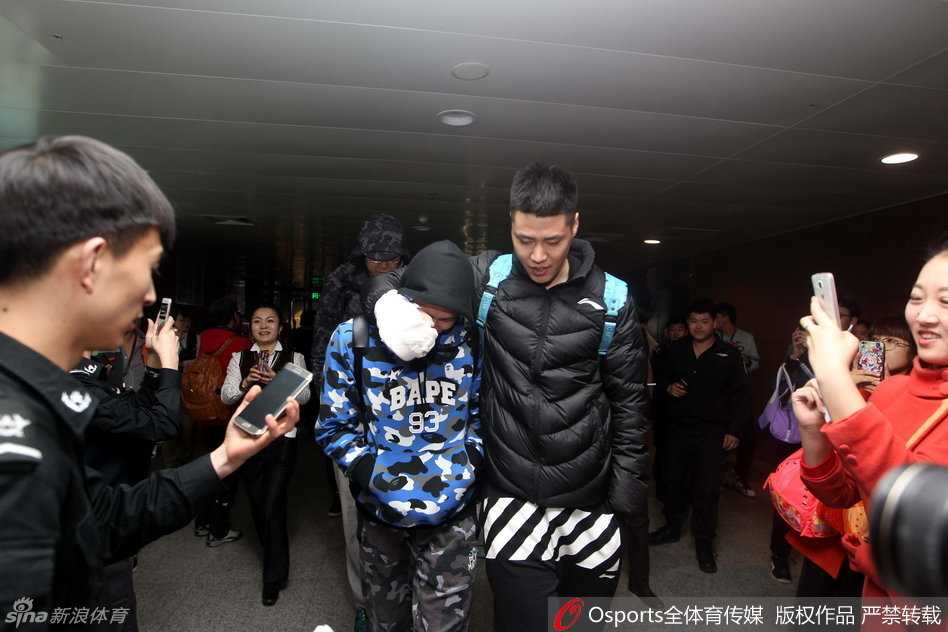 无论成败与辽同在,辽篮将士载誉归乡受英雄礼遇 人潮涌动的沈阳桃仙机场到达大厅内,目光所及之处皆是写满“辽篮加油”、“我爱辽篮”的横幅,接机球迷将这里围得水泄不通,用最直接的方式表达着对英雄们的热爱。