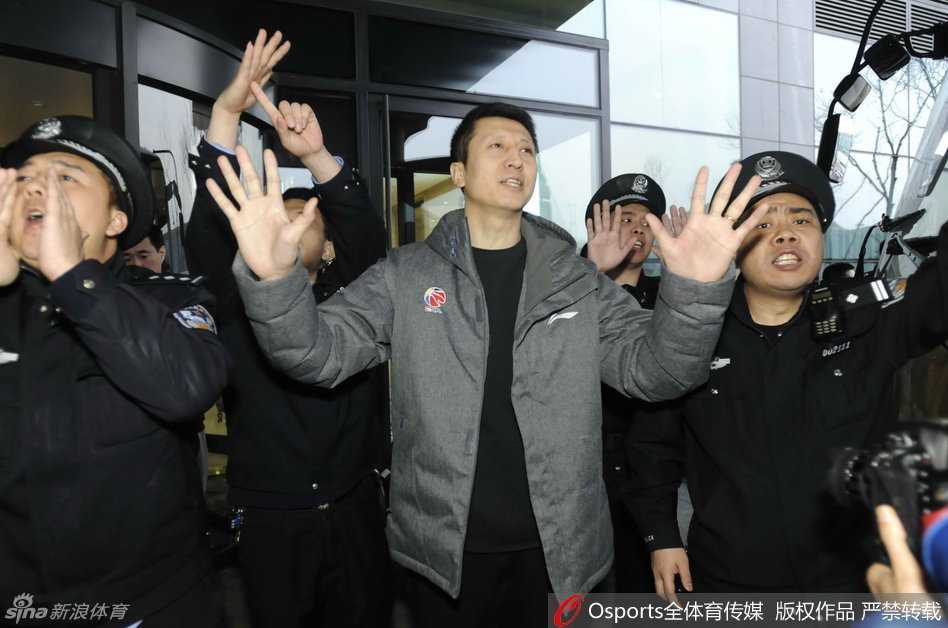 无论成败与辽同在,辽篮将士载誉归乡受英雄礼遇 主帅郭士强在人群中深深鞠躬,表情凝重且充满感激,他用这无声的肢体语言,向家乡父老连日来的支持与理解致以最诚挚的谢意,身旁的球迷纷纷举起手机记录下这感人的一刻。