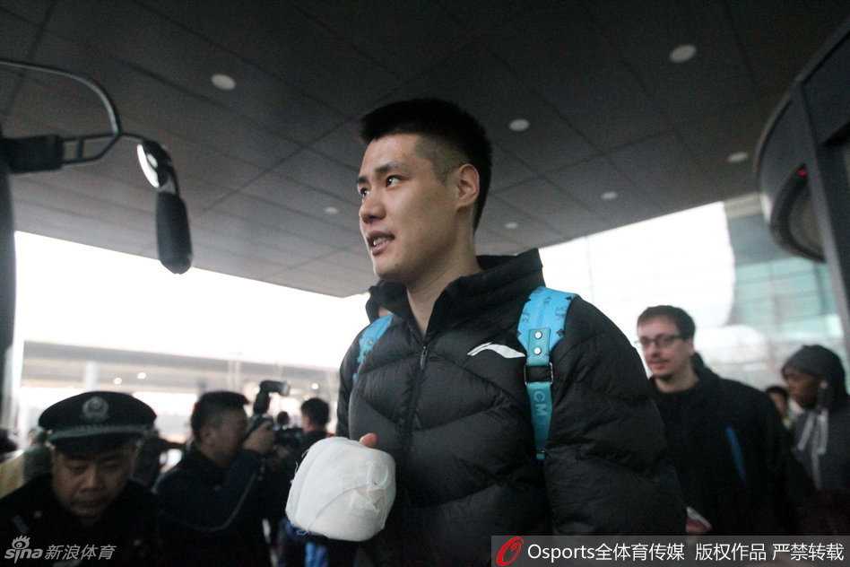 无论成败与辽同在,辽篮将士载誉归乡受英雄礼遇 即使在拥挤的人群中,后卫郭艾伦依旧耐心地为身边的球迷签名,他神情专注而平和,用这种方式回馈着家乡球迷一路走来的不离不弃。