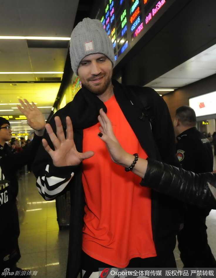 无论成败与辽同在:那年春天沈阳机场的温情接机 队长杨鸣被球迷团团围住,他耐心地停下脚步,微低着头为身边的球迷签名,周围球迷的脸上洋溢着幸福的笑容,纷纷用手机记录下这难得的近距离接触时刻。