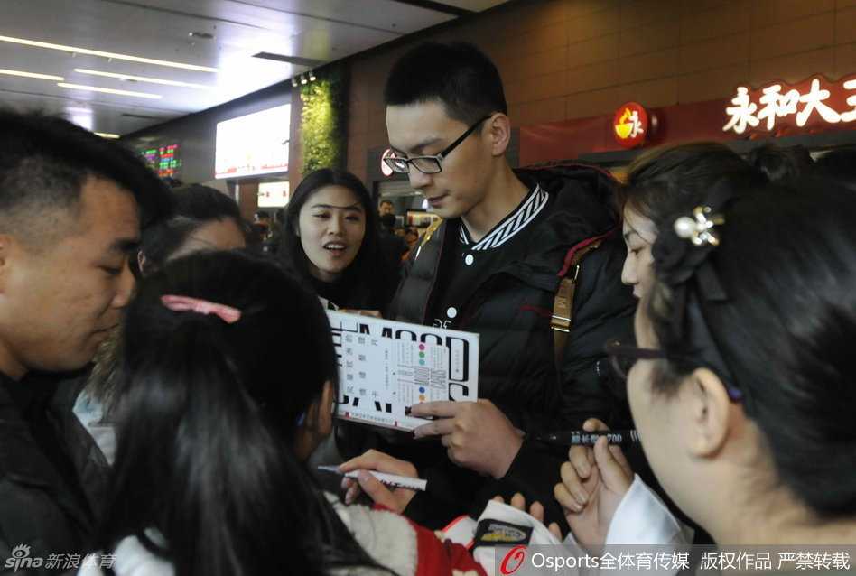 无论成败与辽同在:那年春天沈阳机场的温情接机 主教练郭士强身穿黑色外套,表情真诚而感动,他在上车前特意停下脚步,转身向身后黑压压一片、久久不愿离去的球迷群体深深鞠躬致意,这个动作引来了球迷更热烈的欢呼。