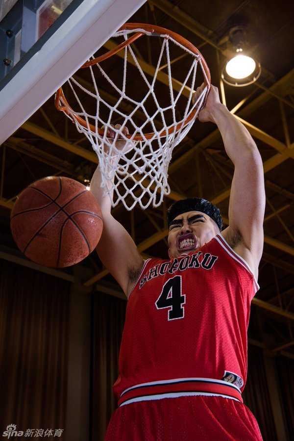 日本网友神还原赤木刚宪:灌篮高手最热血的中锋魂 湘北先发五虎集结,赤木居中叉腰,樱木耍宝比耶,流川冷漠抱胸,三井叉腰微笑,宫城插兜耍帅,仿佛赛前全家福