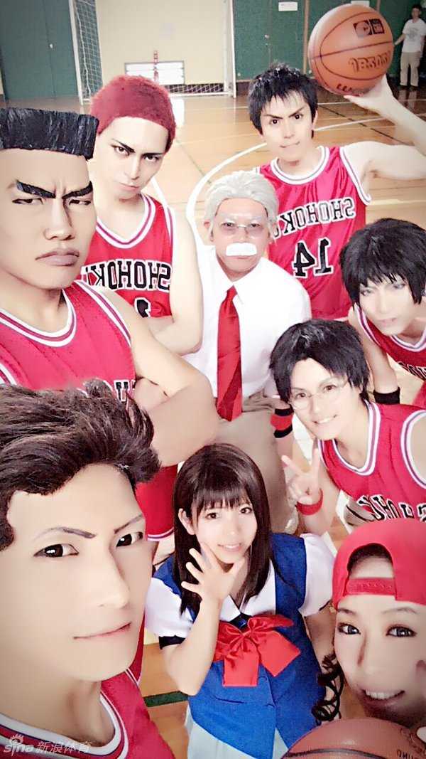 日本网友神还原赤木刚宪:灌篮高手最热血的中锋魂 赤木刚宪扮演者绷紧全身肌肉,眼神坚毅凝视前方,仿佛在说‘我的目标是全国制霸’