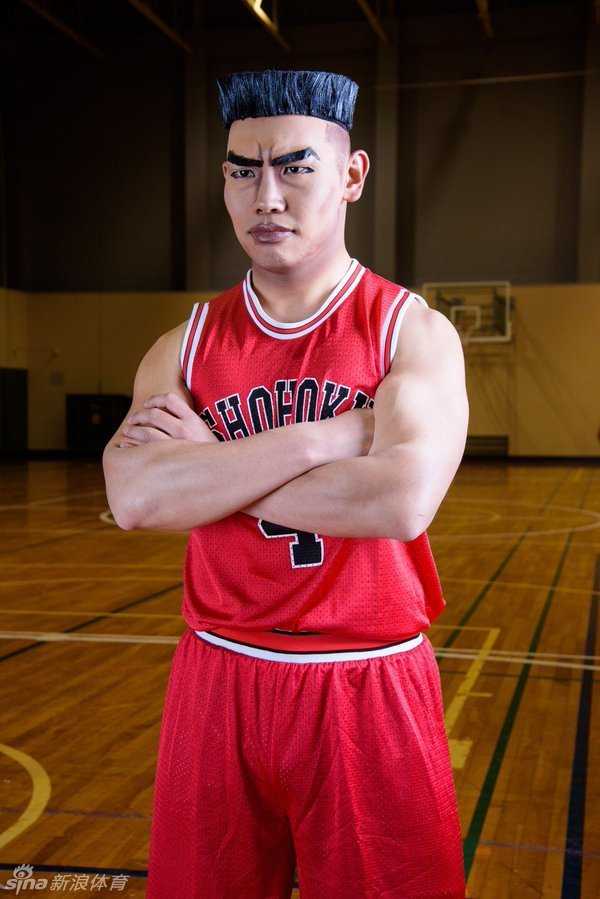 日本网友神还原赤木刚宪:灌篮高手最热血的中锋魂 赤木刚宪仰望体育馆上方的‘全国制霸’横幅,目光如炬,嘴角微微抽动,那是梦想近在咫尺的震颤