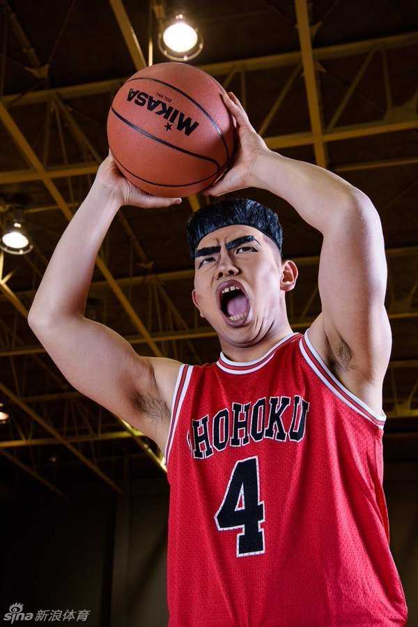 日本网友神还原赤木刚宪:灌篮高手最热血的中锋魂 赤木刚宪独自在空荡的体育馆擦汗,扮演者低垂着头,汗水浸湿了球衣,映照出那个‘一个人扛起湘北’的孤独岁月