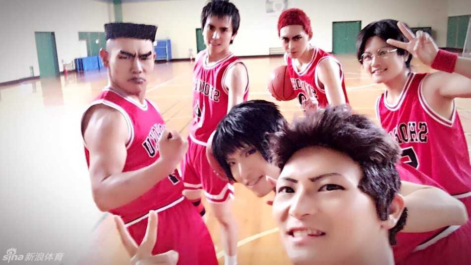 日本网友神还原赤木刚宪:灌篮高手最热血的中锋魂 赤木刚宪和队友们围成一圈,扮演者用力挥舞拳头,仿佛正在进行赛前鼓舞士气的‘湘北吼’