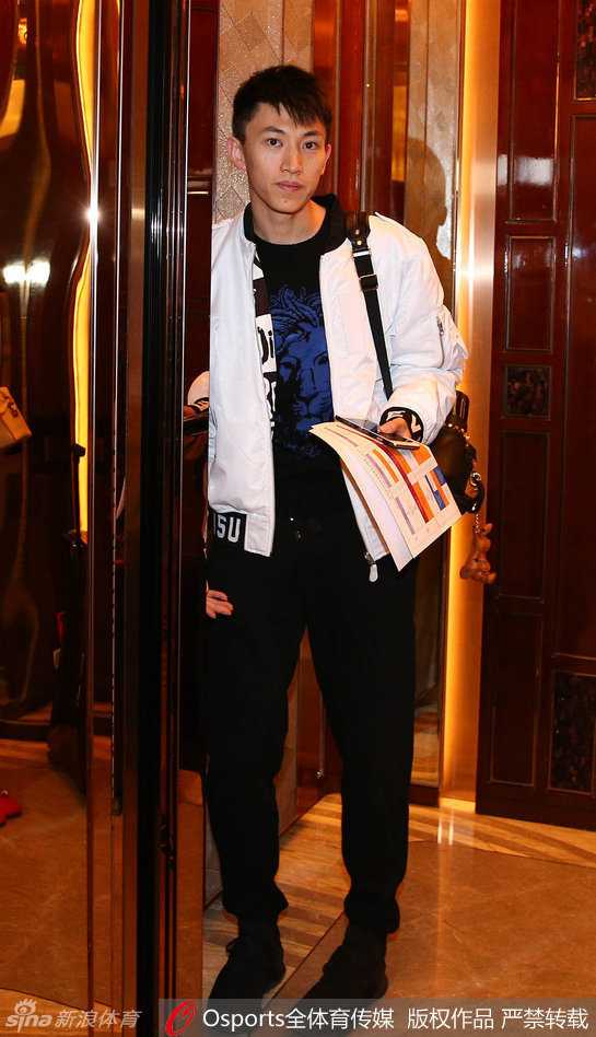 旧地重游显锋芒 携美同行暖心房 身穿深色休闲装的刘晓宇抵达酒店大堂,面对镜头露出温暖而谦逊的微笑,眼神中透着回家的亲切感。