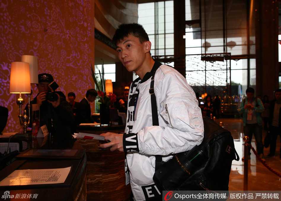 旧地重游显锋芒 携美同行暖心房 钟鹿纯身着时尚服饰,口罩遮面,紧跟在刘晓宇身后,一双修长美腿格外抢镜,她低调内敛却自带明星光环,眼神始终关注着前方的男友。