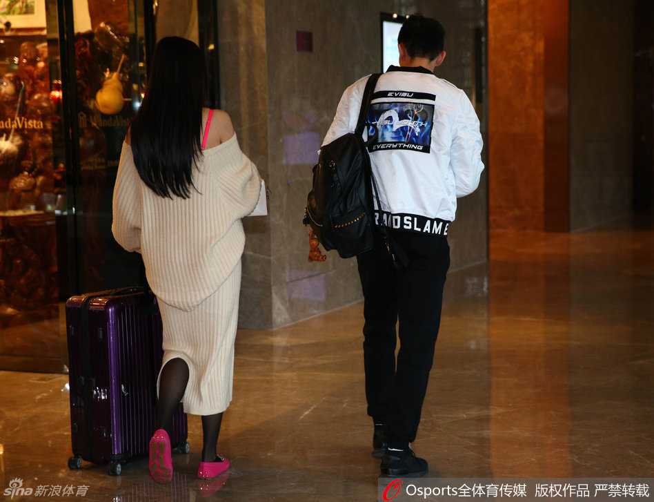 旧地重游显锋芒 携美同行暖心房 酒店旋转门前,刘晓宇拖着行李箱信步走出,钟鹿纯紧随其后,两人步伐轻盈,仿佛一场默契十足的舞台走秀,将体育与时尚完美融合。
