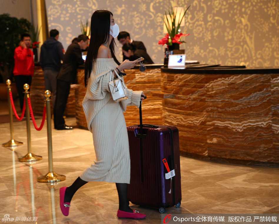 旧地重游显锋芒 携美同行暖心房 抵达酒店门口,刘晓宇与钟鹿纯并肩前行,钟鹿纯手提时尚小包,刘晓宇则一手插兜,两人气质出众,引得路人纷纷侧目,画面如偶像剧般美好。