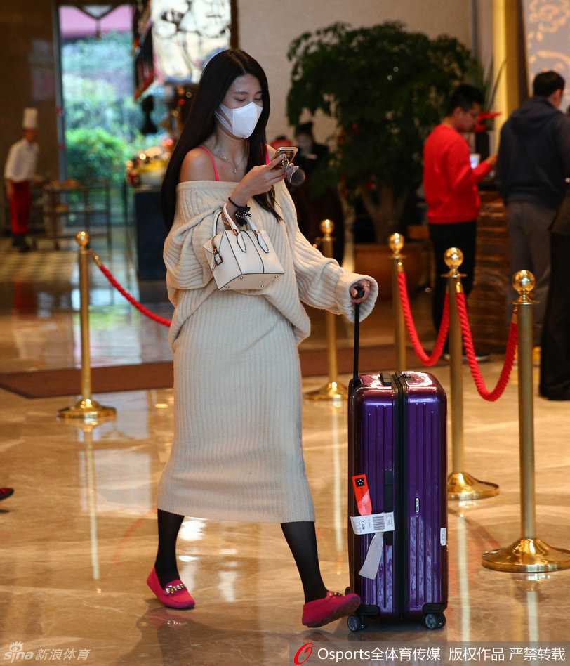 旧地重游显锋芒 携美同行暖心房 电梯间前,刘晓宇回头张望,似在确认女友是否跟上,钟鹿纯则用手轻撩秀发,两人一前一后,举手投足间弥漫着情侣间的自然与亲密。