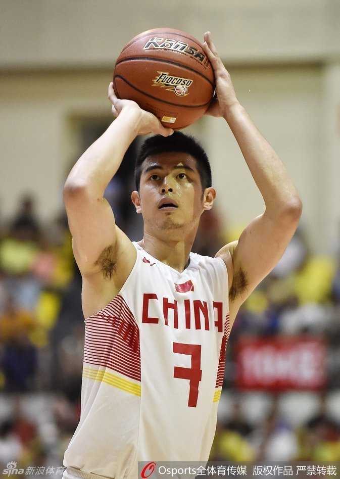 时光淬炼,京城骄子:方硕的篮球逐梦路 方硕在对手严密防守下依然闲庭信步,他用一个漂亮的背后运球晃开防守人,灵动的身姿仿佛在跳一曲华丽的华尔兹。