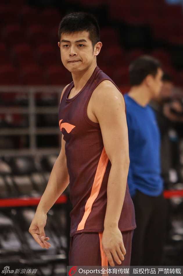 时光淬炼,京城骄子:方硕的篮球逐梦路 身穿红色国奥队战袍的方硕,在防守球员的包夹下依然从容不迫,他护球的姿态宛如一位在千军万马中守护珍宝的勇士。