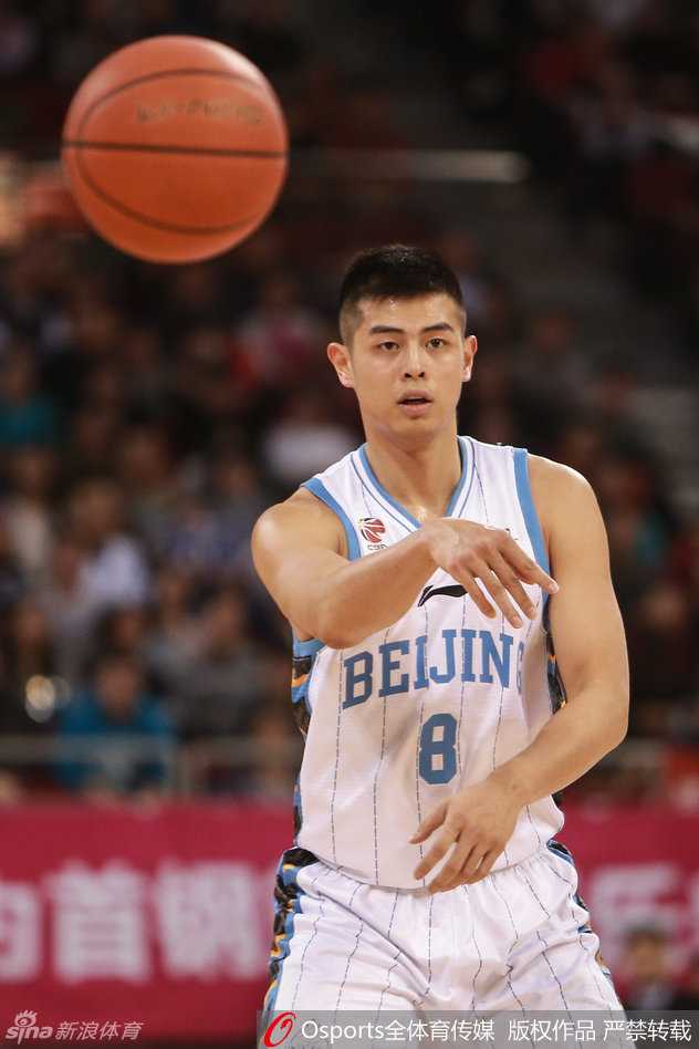 时光淬炼,京城骄子:方硕的篮球逐梦路 方硕在三分线外果断出手,篮球划过一道优美的弧线,如同精准制导的导弹直插对手心脏,这是他进攻武器库中的致命杀招。