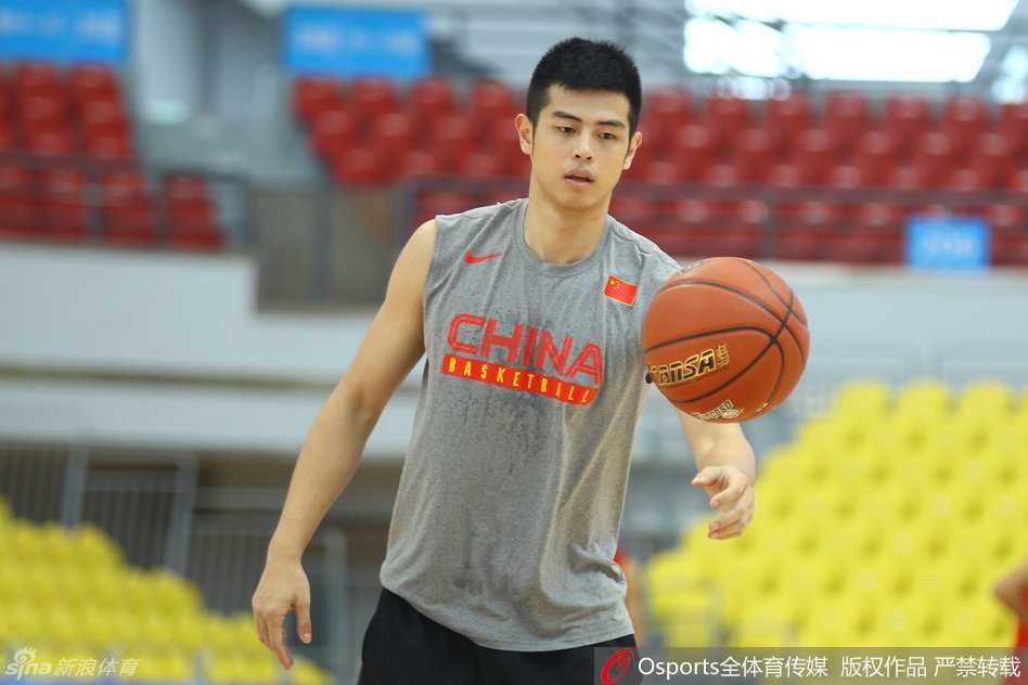 时光淬炼,京城骄子:方硕的篮球逐梦路 在球迷的欢呼声中,方硕微笑着挥手致意,他的眼神中既有对过去奋斗岁月的感慨,也有对未来征程的无限憧憬,这位京城少侠的故事仍在继续。