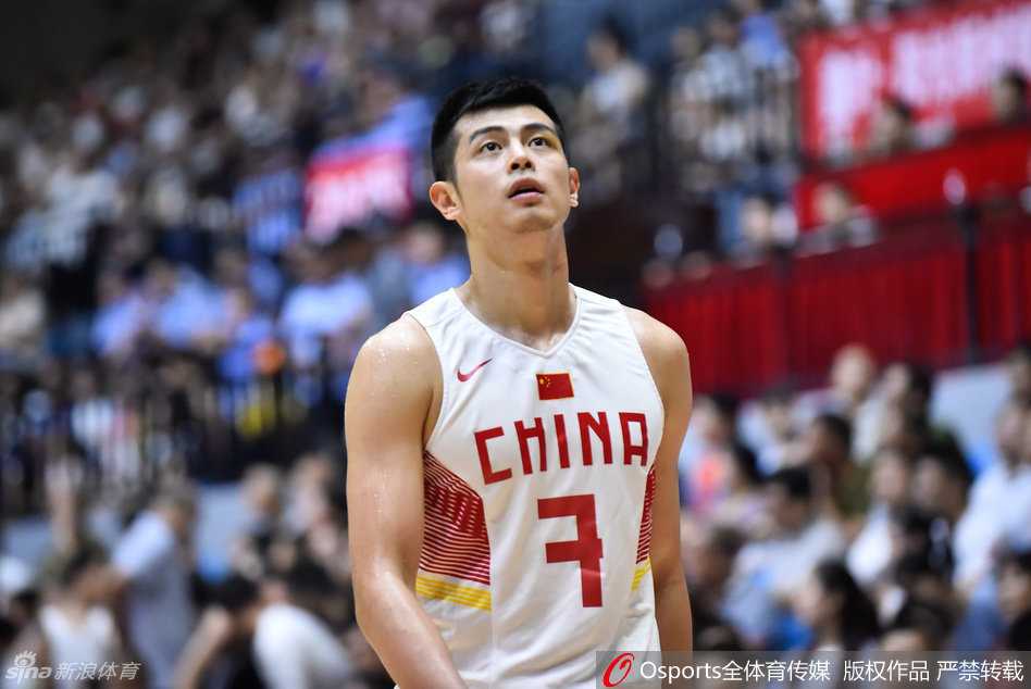 时光淬炼,京城骄子:方硕的篮球逐梦路 眼神坚毅的方硕在赛场上运球突破,他的身影仿佛一道划破对手防线的闪电,充满了速度与激情。