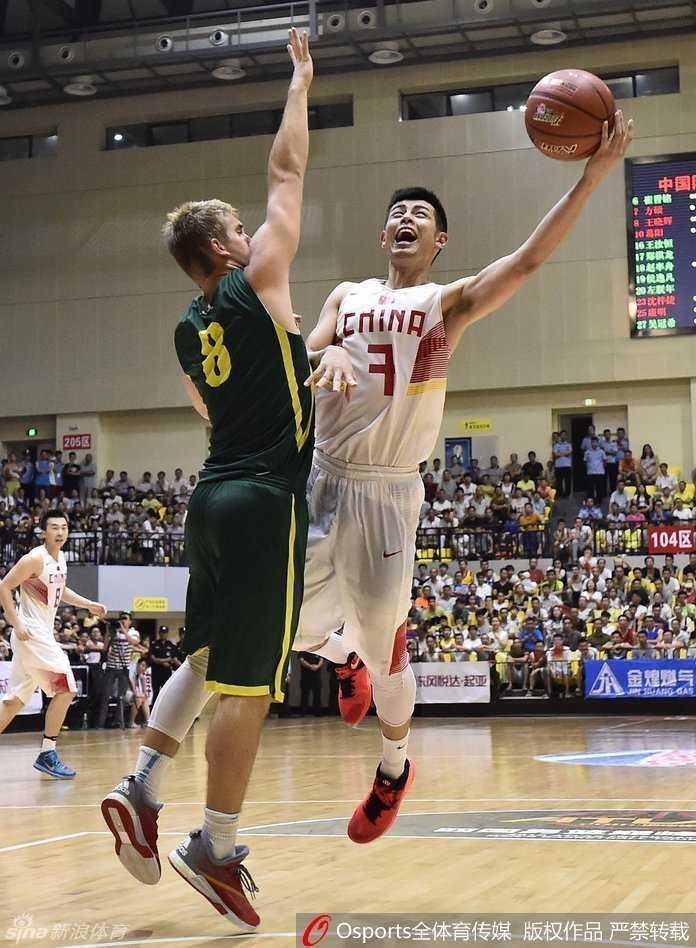 时光淬炼,京城骄子:方硕的篮球逐梦路 完成一次漂亮进攻后,方硕握拳怒吼,脸上的汗水闪烁着光芒,那是属于胜利者的姿态,也是压抑多年后尽情释放的激情。