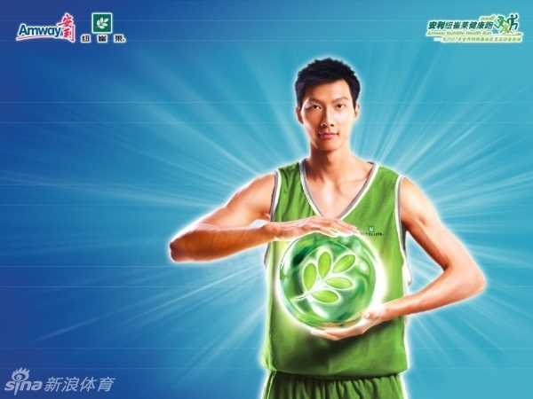 时光里的广告声:那些年我们追过的品牌与青春 色彩缤纷的安利纽崔莱蛋白粉和维生素产品摆放在阳光下,旁边是一份营养均衡的早餐,象征着从过去到现在的健康理念传承。