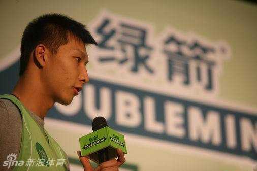 时光里的广告声:那些年我们追过的品牌与青春 一只手从时尚的粉色烟盒状包装中抽出一片绿箭口香糖,背景是朋友聚会的模糊场景,突出了分享与亲近的社交瞬间。