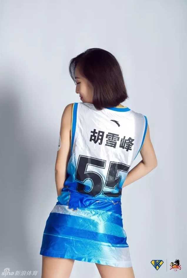 时光里的黄色战袍 胡雪峰不老传说再燃江苏篮球梦 身披略显短小的战袍,宝贝眼神俏皮,仿佛在问是否还记得这件经典战袍的光辉岁月