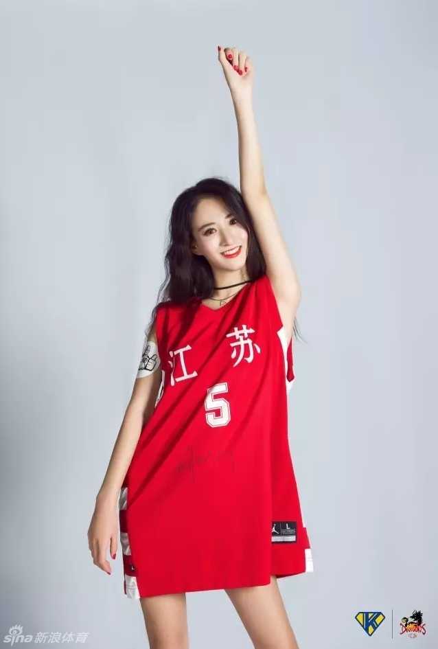 时光里的黄色战袍 胡雪峰不老传说再燃江苏篮球梦 胡指导的球衣略显宽大,却难掩领袖气质,撩起衣角间尽显球场指挥官的风采