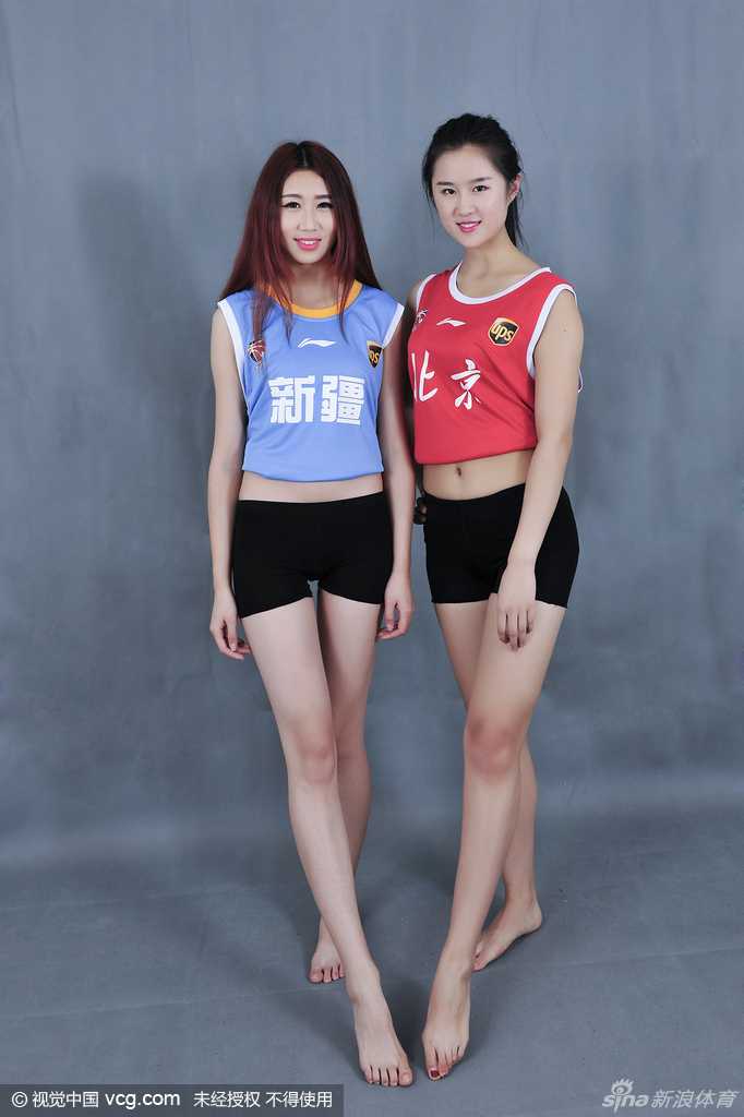 明眸动人杨柳腰 赛场边最靓的风景线:CBA篮球宝贝 篮球宝贝长发飘飘,眼神专注,举手投足间尽显清新动人的温婉气质
