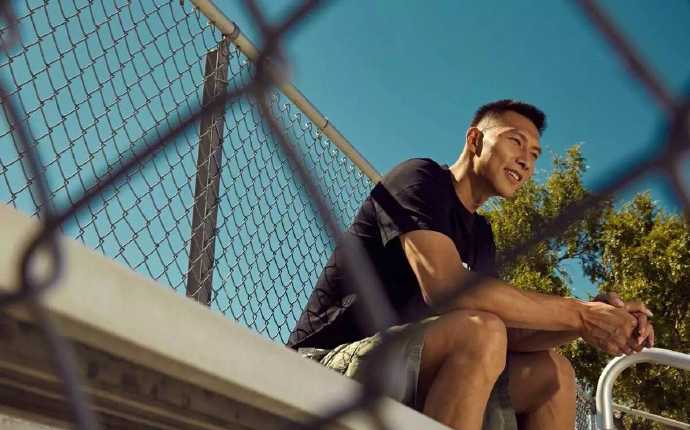 易建联光影之间尽显领袖风范 易建联身穿深色休闲装,双手插袋,目光深邃地凝视前方,背景的光影勾勒出他挺拔如松的身形,酷劲十足。