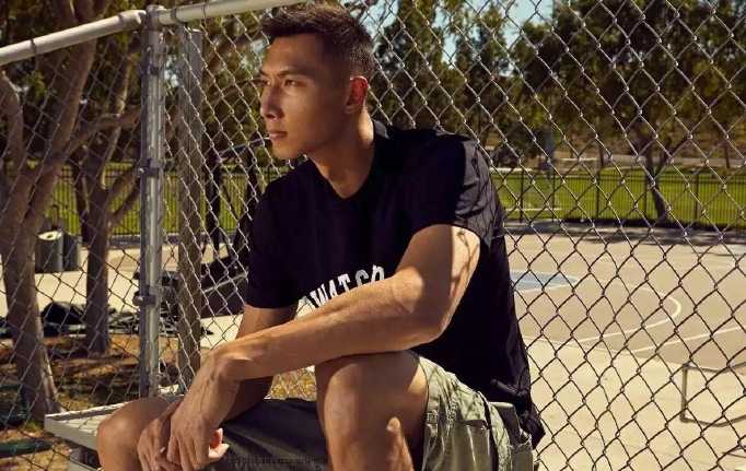 易建联光影之间尽显领袖风范 易建联身着简约白色T恤,坐在高脚椅上,双手交叉置于膝前,姿态放松却难掩与生俱来的强大气场,眼神中透着从容与坚定。