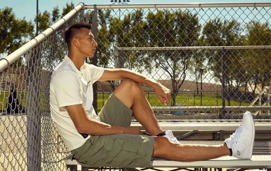 易建联光影之间尽显领袖风范 在柔和的暖色调光线中,易建联侧身回眸,脸上带着浅浅的温暖笑意,瞬间拉近了与观众的距离,显得亲和力十足。