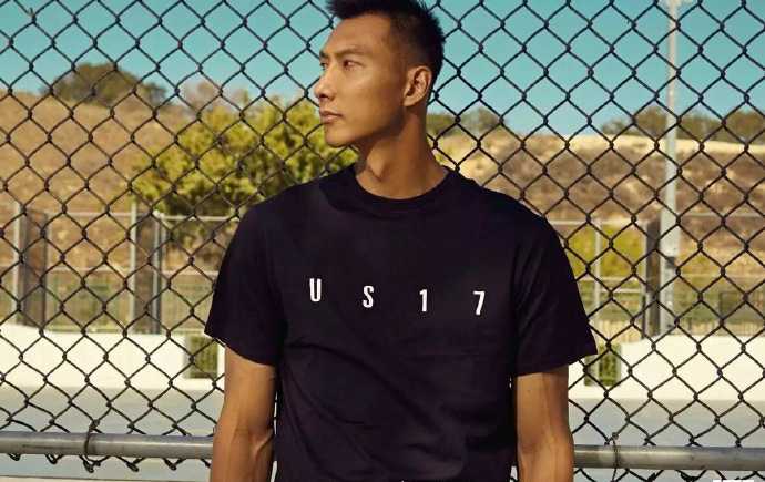 易建联光影之间尽显领袖风范 最后一组画面中,易建联双手环抱胸前,自信从容地面对镜头,身后的虚化背景仿佛他过往的荣耀,而他只是静静伫立,尽显王者风范。