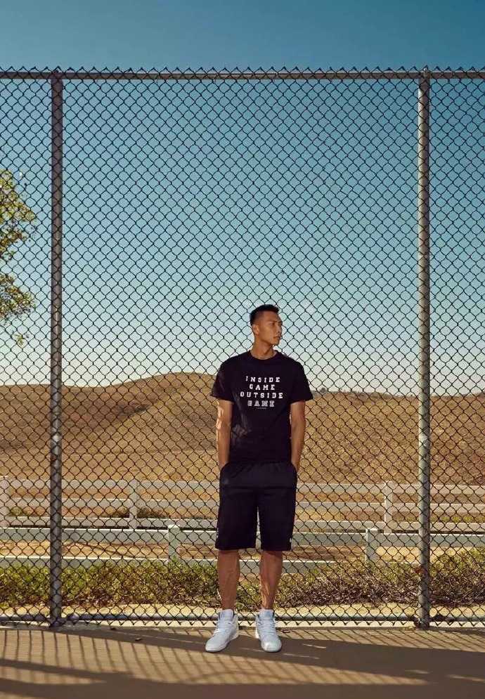 易建联光影之间尽显领袖风范 易建联置身于一片明亮的自然光中,他放松地倚靠在墙边,露出一抹温暖而含蓄的微笑,仿佛在与老友叙旧,传递出满满的亲和力。