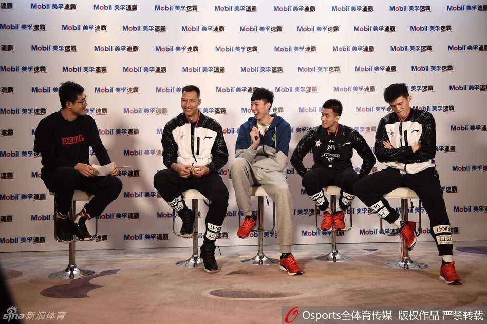 易建联周琦领衔二〇一六全明星赛前聚会 心情大好的易建联和周琦在采访席上谈笑风生,两人举手投足间透着全明星周末的轻松惬意