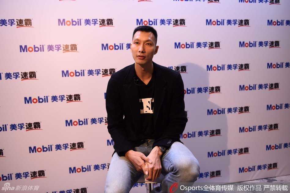 易建联周琦领衔二〇一六全明星赛前聚会 全明星赛前发布会上,北方明星队的四名首发球员与靓丽主持人站成一排,每个人的脸上都绽放着开心的笑容