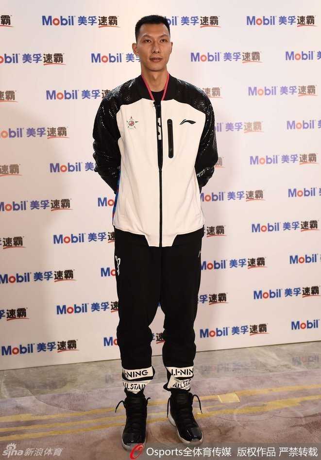 易建联周琦领衔二〇一六全明星赛前聚会 身穿浅色休闲装的易建联显得帅气逼人,面对镜头露出一贯自信的表情,被球迷亲切称为帅气阿联