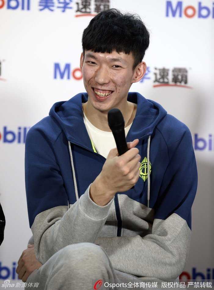 易建联周琦领衔二〇一六全明星赛前聚会 专访结束后几名球员意犹未尽,易建联侧身倾听周琦讲话,两人之间流淌着亦敌亦友的微妙气氛