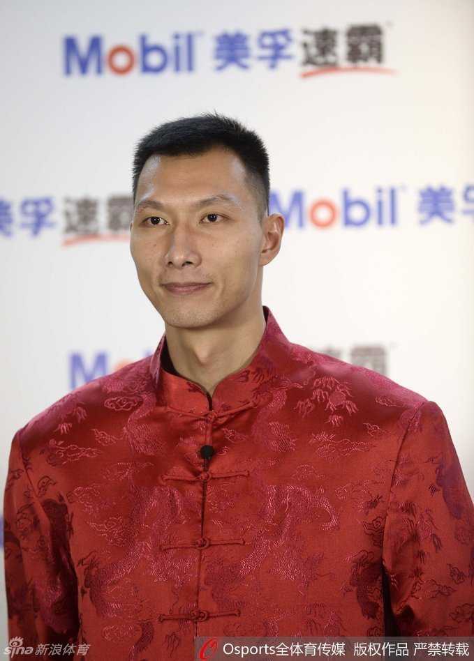 易建联周琦领衔二〇一六全明星赛前聚会 易建联身穿深色唐装接受采访,目光炯炯有神,嘴角带着淡淡笑意,尽显核心球员的霸气与从容