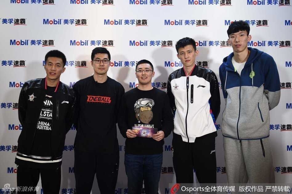 易建联周琦领衔二〇一六全明星赛前聚会 周琦在采访过程中忍不住笑意盈盈,露出标志性的腼腆笑容,看得出他对首次全明星之旅充满期待