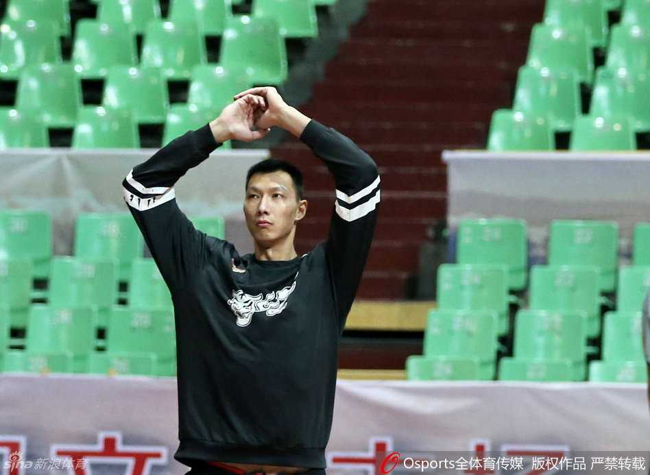 易建联指导特训,广东男篮全运热身场内场外全纪录 幸运女球迷展示着刚获得的易建联亲笔签名,脸上笑开了花,眼睛里闪烁着光芒,这可能是她今年收到最好的篮球礼物。