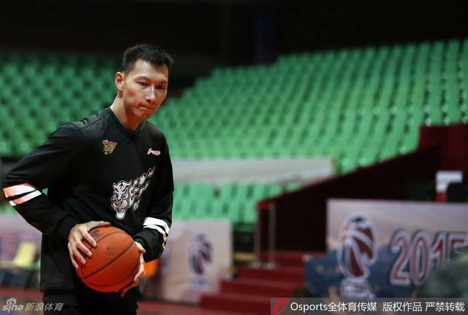 易建联指导特训,广东男篮全运热身场内场外全纪录 易建联拉伸时肌肉线条分明,神情专注而放松,他正利用弹力带进行肩背肌群拉伸,这套动作能有效预防高强度训练带来的损伤。