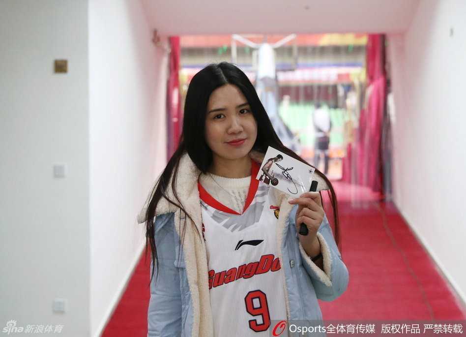 易建联指导特训,广东男篮全运热身场内场外全纪录 朱芳雨穿着训练服与年轻队友有说有笑地进行折返跑热身,他那标志性的笑脸仿佛在告诉后辈,放松心态才能发挥出最佳水平。