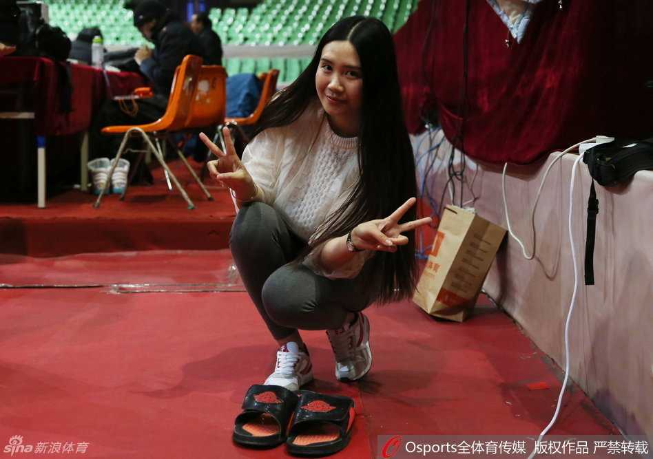 易建联指导特训,广东男篮全运热身场内场外全纪录 高尚外线出手果断,皮球离开指尖的瞬间带着强烈的旋转,他眼神坚毅,誓要在新赛季证明自己的得分能力。