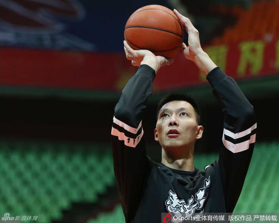 易建联指导特训,广东男篮全运热身场内场外全纪录 易建联目光如炬,在训练馆里高高跃起,篮球划出一道完美的弧线空心入网,仿佛退役后身材保持得比球员时期更加精悍。