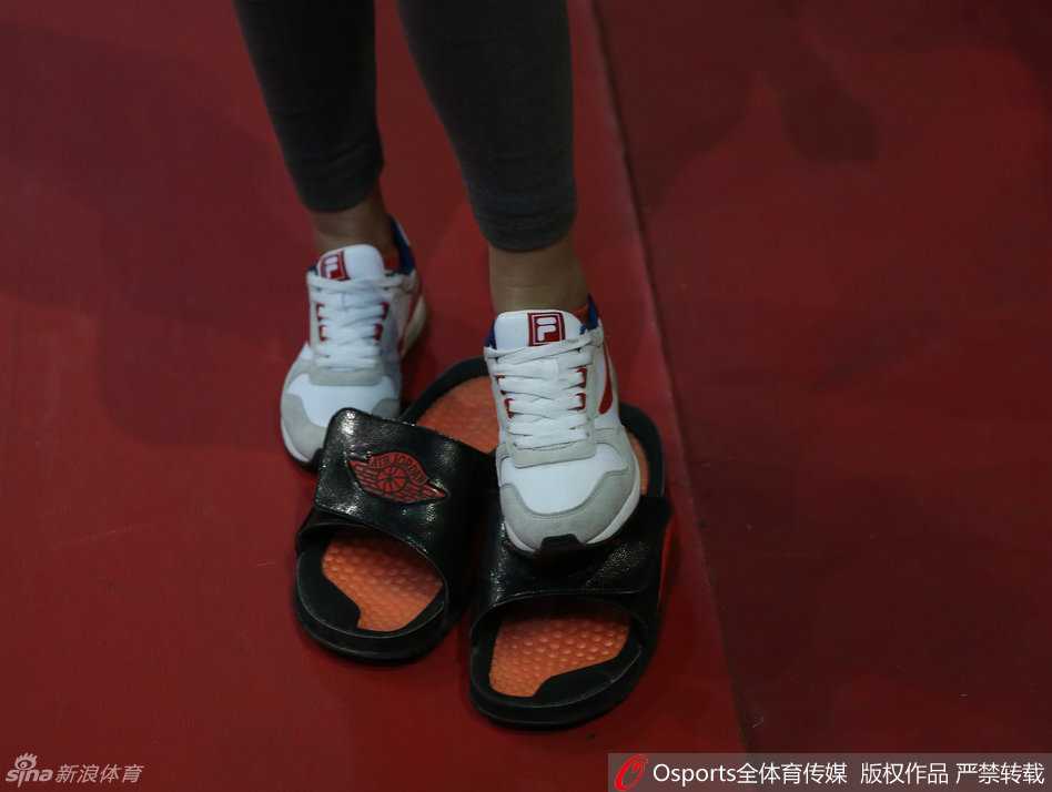 易建联指导特训,广东男篮全运热身场内场外全纪录 广东男篮全队围成一圈,十几只手叠在一起,眼神里燃烧着对胜利的渴望,集体的怒吼仿佛要掀翻体育馆的顶棚。