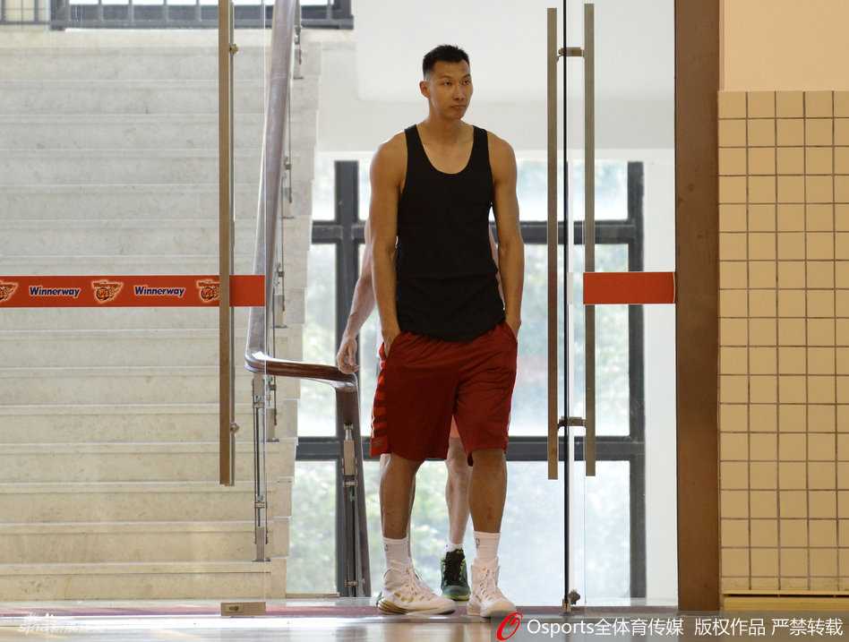 易建联新赛季前的独自加练 用汗水诠释领袖担当 在一次模拟对抗中,易建联完成了一记漂亮的勾手投篮,手腕的柔和手感与高大的身材形成完美结合,篮球划出美妙的弧线。