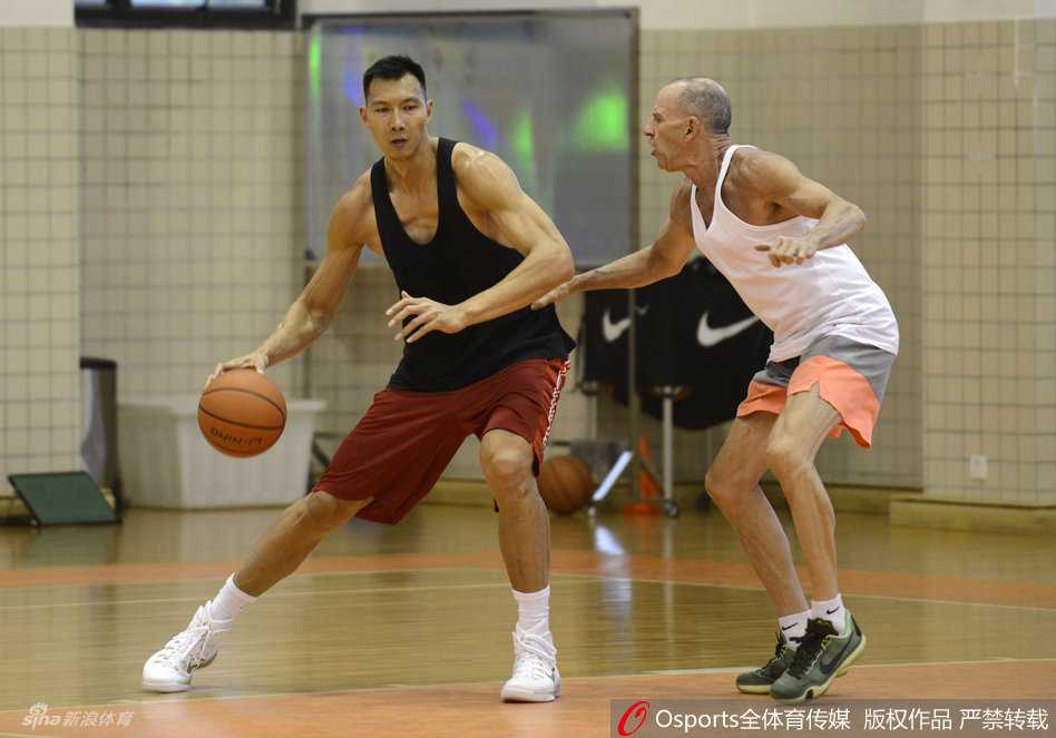 易建联新赛季前的独自加练 用汗水诠释领袖担当 阿联正进行背身单打练习,他用力倚靠着假想的防守者,扎实的下肢力量让他在对抗中依然能保持完美的平衡。