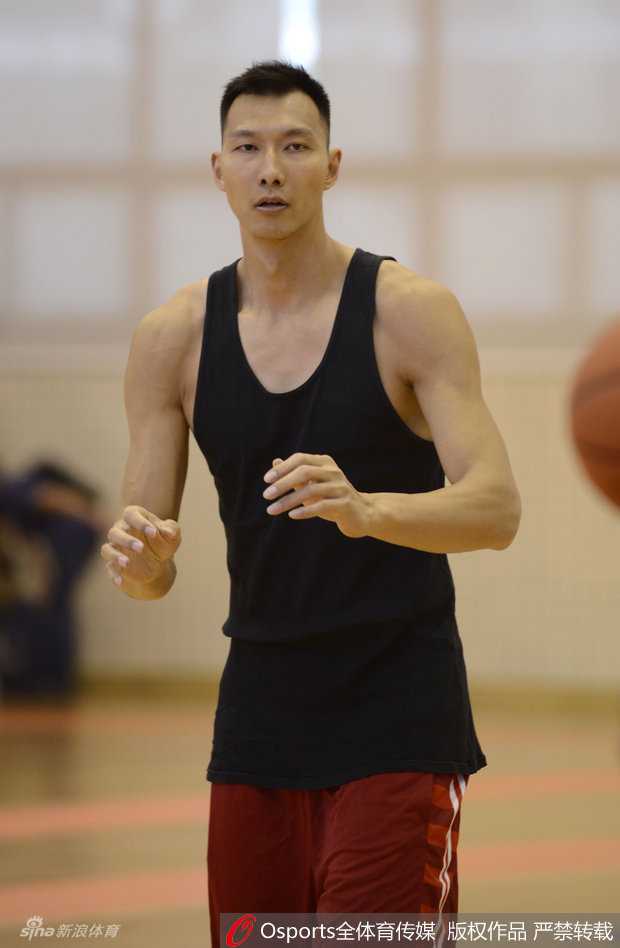 易建联新赛季前的独自加练 用汗水诠释领袖担当 转身放篮的瞬间,阿联的动作一气呵成,舒展的身体展现出极佳的柔韧性,球在指尖轻柔地滚入篮圈。
