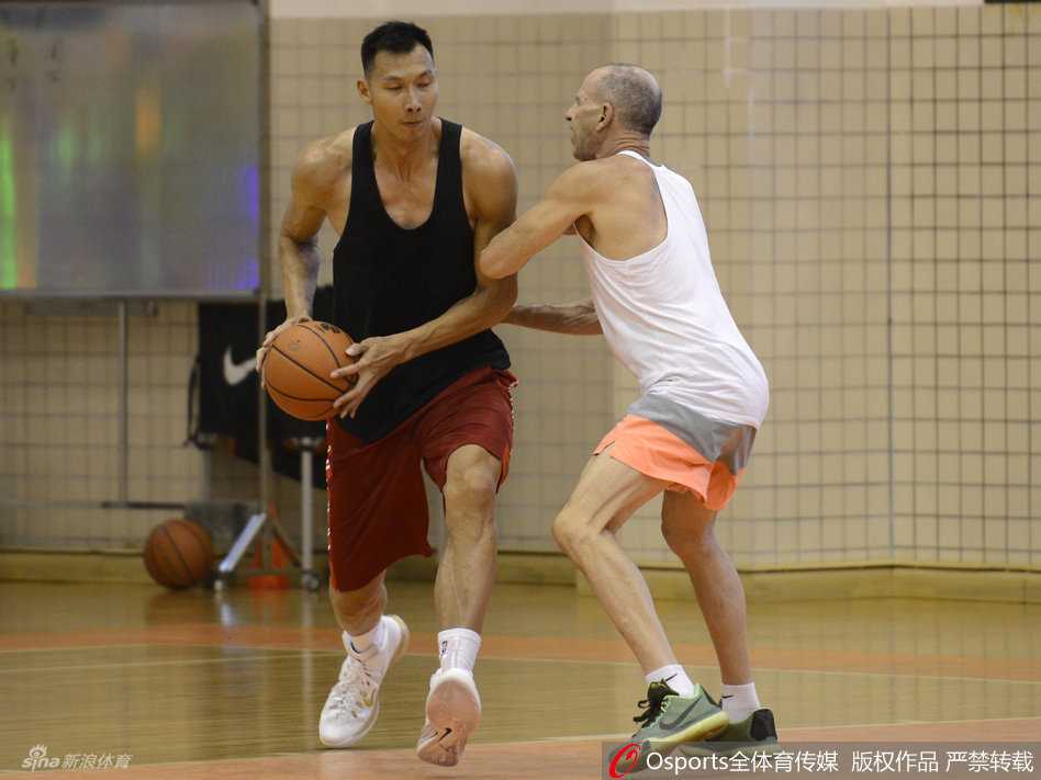 易建联新赛季前的独自加练 用汗水诠释领袖担当 完成一次练习后,易建联的表情依然严肃,汗水浸湿了球衣,但他的目光始终锁定在篮筐方向,准备迎接下一次挑战。