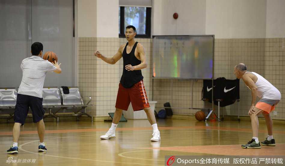 易建联新赛季前的独自加练 用汗水诠释领袖担当 易建联在投篮练习中起跳至最高点,手臂完全伸展,手指尖拨出篮球,专注于每一个投篮动作的细节和稳定性。