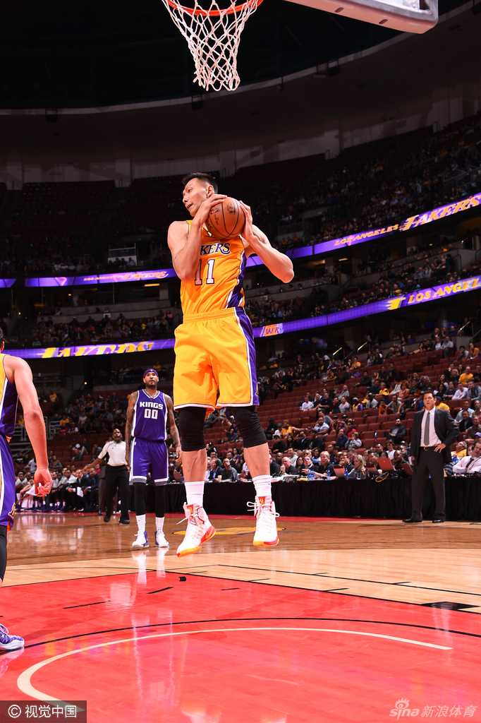 易建联湖人季前赛全回顾:从踌躇满志到守护内线 易建联在篮下展现出强大的守护力,他高高跃起,试图封盖对手的上篮,像一座移动的长城般守护着湖人队的禁区。