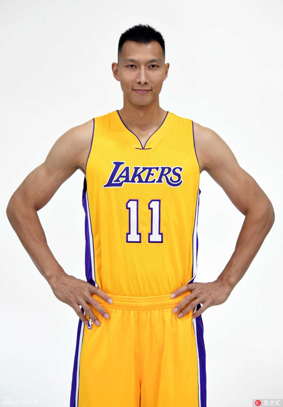 易建联湖人季前赛全回顾:从踌躇满志到守护内线 洛杉矶的阳光下,易建联与主教练卢克·沃顿并肩而站,他嘴角上扬,眼神中透露出重返NBA的坚定与自信。